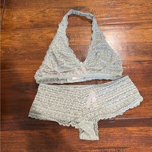 Victoria Secret’s bra and panties set halter style size medium